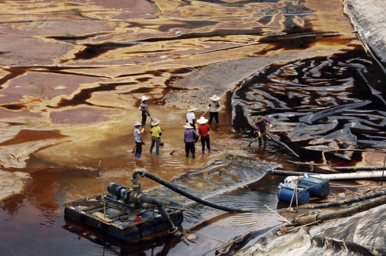 Workers try to drain sewage water from leaking sewage tank, Shanghang, Fujian