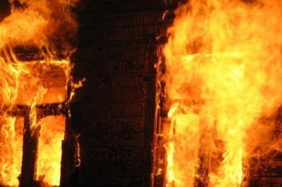 Örümceği öldürmeye çalışırken evini yaktı!