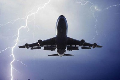 Finlandiya uçağına yıldırım düştü