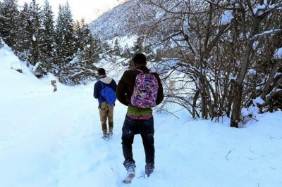 Göçmenlerin trajedisi: Karlı, buzlu Alp eteklerini aşıyorlar