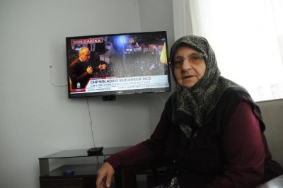 Muharrem İnce'nin annesi oğlunun konuşmasını böyle izledi