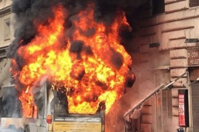 Roma'nın merkezinde yanan otobüs patladı