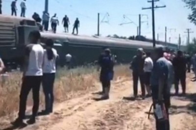 Kazakistan'da yolcu treni raylardan çıktı!