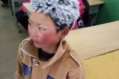 Çinli çocuk 4.8 Km yolu -9 derecede yürüyerek okuluna gidiyor