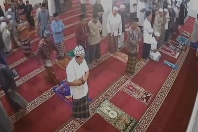 Endonezya'da deprem olunca namazı terkeden de oldu kılmaya devam edende!
