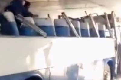 Alçak tünele giren yolcu otobüsünün üstü koptu