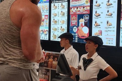 Uzun boylu insanların yanında kısa kalan kişiler