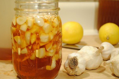 Sarımsak suyunu bal ve limon suyuyla karıştırın, faydalarına inanamayacaksınız