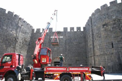 Diyarbakır Surları'ndaki Tarihi Dağkapı 79 Yıl Aradan Eski Yerine Takıldı
