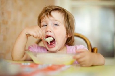 Bir çocuğa bağımsız olarak yemek yemeyi nasıl öğretirim?