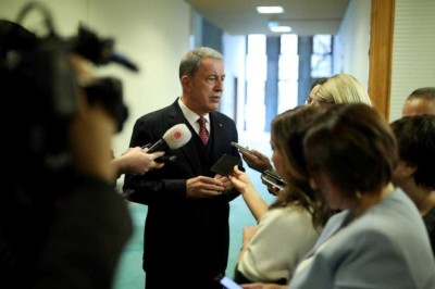 Millî Savunma Bakanı Hulusi Akar, Gazetecilerin Gündeme İlişkin Sorularını Cevaplandırdı