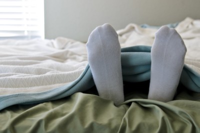 Gripten kurtulmak için ıslak çorapla uyuyun