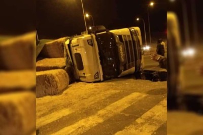 Şanlıurfa'da virajı alamayan saman yüklü tır devrildi