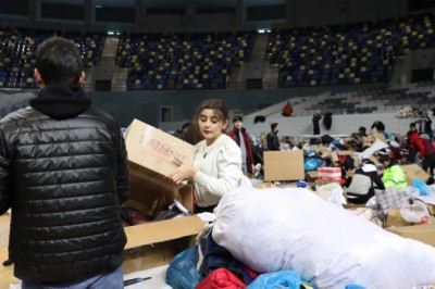 Azerbaycan'ın Türkiye'deki depremzedeler için yardım toplama kampanyası Bakü'de devam ediyor