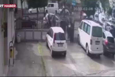Depremin Adana'da araç kamerasına yansıdığı anlar